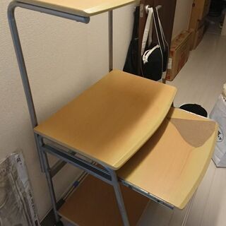 パソコンデスク（古くて、禿げた箇所あり）