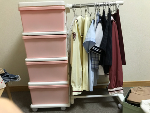 ニトリ　ハンガーラック付き四段収納シーズユニット　4064円ピンク&ホワイト