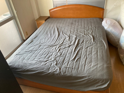 ダブルベッドフレームとマットレス