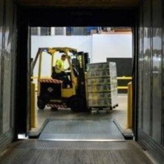 【菊川市･派遣】★ついに出ました!人気の菊川市のお仕事♪日勤・残業10h以内/月・土日休み!ずっとフォークリフトに乗ってるわけではないから飽きません!菊川駅からシャトルバスで送迎あり!お仕事探しはエヌエス・テックで決めよう！！ご応募お待ちしております♪（※規定あり）の画像