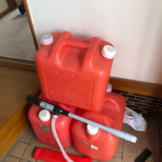 ファンヒーター２つ&石油タンク３つ　セットの画像