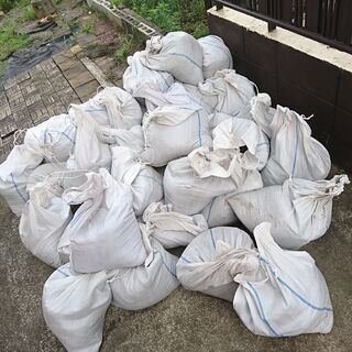 土嚢袋に入った土、差し上げます