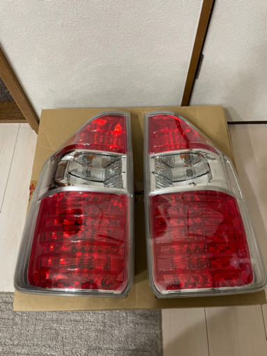 70系NOAH前期純正テールランプ