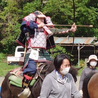 大鎧で流鏑馬スクール＠紅葉台木曽馬牧場 - 南都留郡