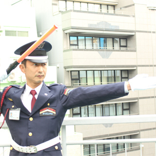 【警備STAFF】交通誘導・イベント・駅警備でのご案内業務・施設警備・駐車場警備等…たくさんのお仕事があります♪高日給+高待遇の警備のお仕事です♪ 株式会社オリエンタル警備 横浜 新横浜の画像