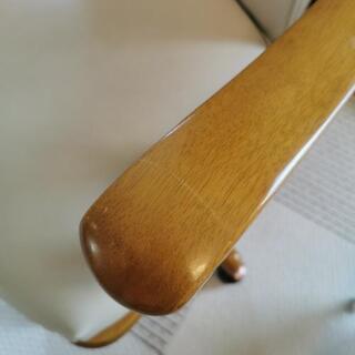 合皮と木で出来たチェアの画像