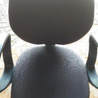 お話中です。事務椅子貰ってください