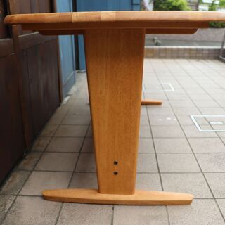 maruni(マルニ)のダイニングテーブルです。ナチュラルな質感とシンプル