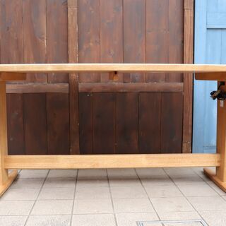 maruni(マルニ)のダイニングテーブルです。ナチュラルな質感とシンプル