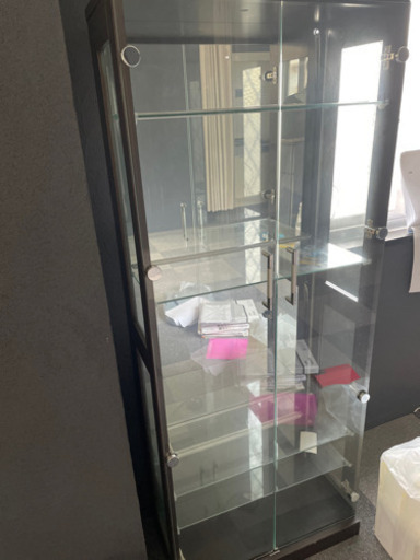 鍵付きガラス棚