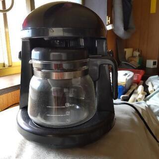 コーヒーメーカーと照明器具(傘の部分)