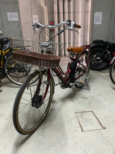 赤の電動アシスト自転車