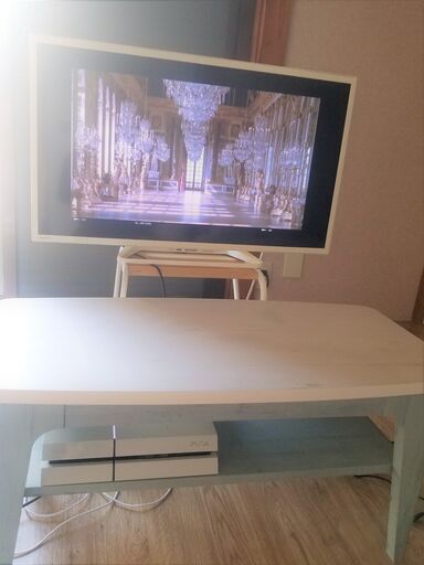 白いテレビSharp 32'' TV - LC-32W25: 6000