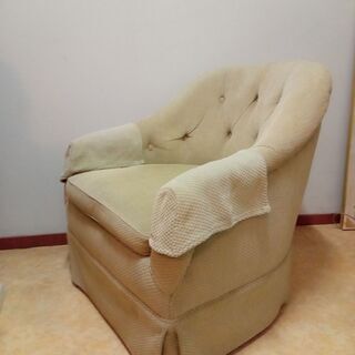 フランス製の小ぶりなシングルソファの画像