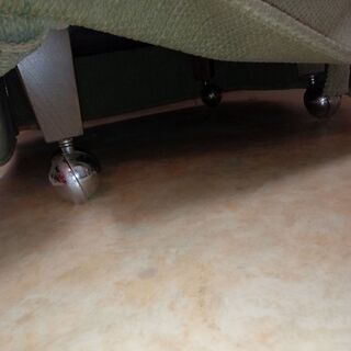 フランス製の小ぶりなシングルソファの画像