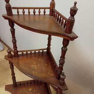 アンティーク調のコーナーラック　コーナーシェルフの画像