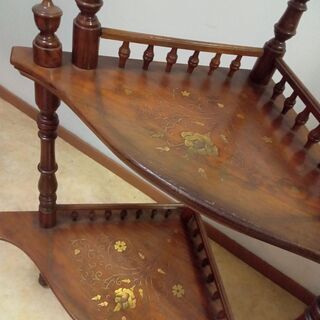 アンティーク調のコーナーラック　コーナーシェルフの画像