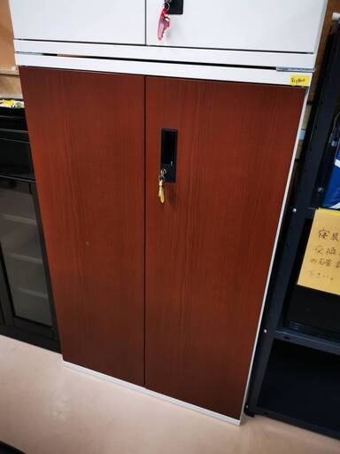 カギ付きキャビネット(茶）