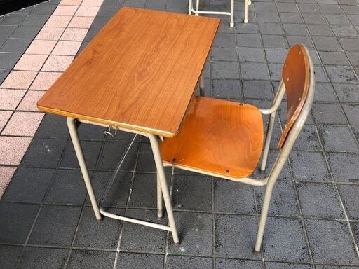 入荷いたしました！綺麗にして販売!!　学校や学習塾で使用の「学習机」はいかがでしょうか？