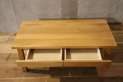 オーク材を使用した無印良品(MUJI)のリビングテーブル。ナチュラルな質感とシンプルなデザインがどんなインテリアにも合わせやすく、引き