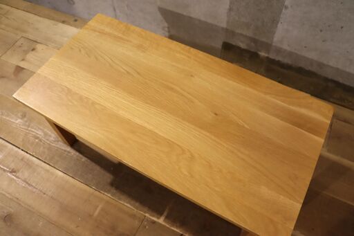 オーク材を使用した無印良品(MUJI)のリビングテーブル。ナチュラルな質感とシンプルなデザインがどんなインテリアにも合わせやすく、引き