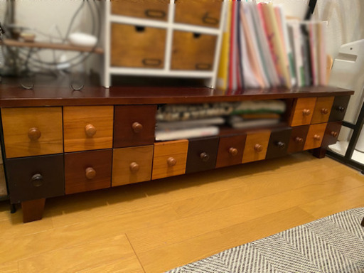 天然木テレビボード・テレビ台　引き出しいっぱいに見えて中で繋がってます♩