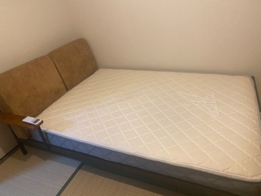 ダブルベッド　
