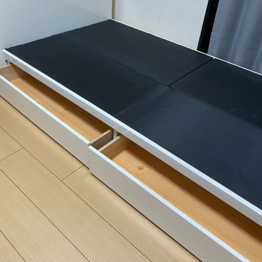シングルベッドフレーム　収納棚、照明、コンセント二口付き