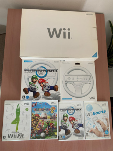 Wii本体とソフトとマリオカート用のハンドルのセット