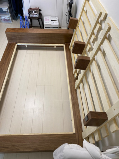 【お値段下げました】部屋が広く見えるローベッド（セミダブル）