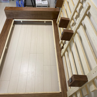 【お値段下げました】部屋が広く見えるローベッド（セミダブル）