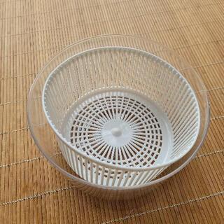 未使用☆DELISH KITCHEN パール金属 サラダスピナー 野菜水切り ホワイト 外径18.5×高さ15cm 野菜水切り器

の画像