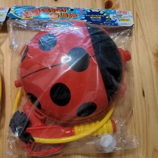 【新品未使用】✨リュック型水鉄砲✨ダイソーウォーターピストル　タンク付きの画像