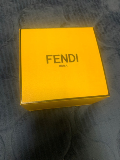 FENDIの片耳ピアス