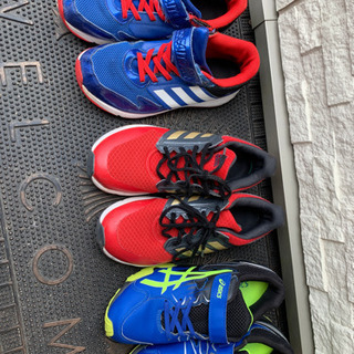 ジュニアシューズ　アシックス　adidas