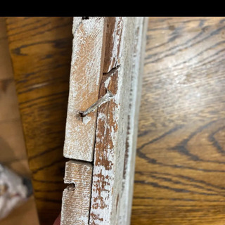 アンティーク風タイルと木の飾りの画像