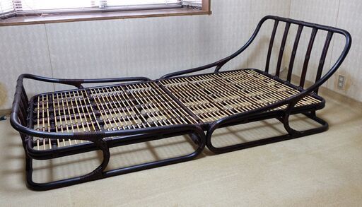 夏も涼しく快適睡眠、ラタン(とう)のベッド