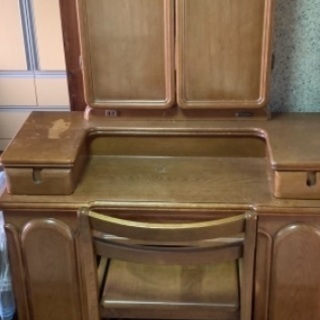 三面鏡のドレッサー、大塚家具のものです。　椅子はオプションでどうぞ。