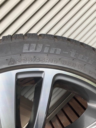 スタットレスタイヤ225/45R18（ホイール付き）