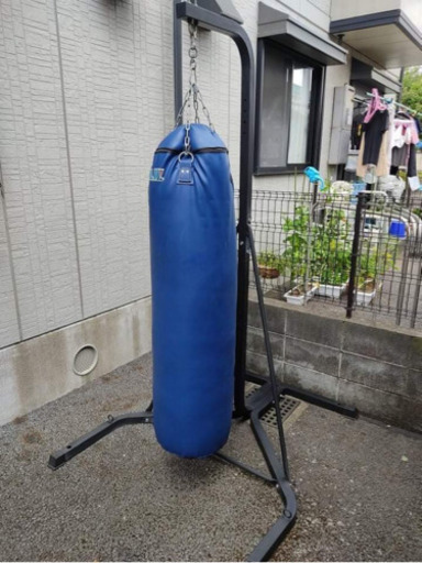 サンドバッグとスタンドのセット+グローブ