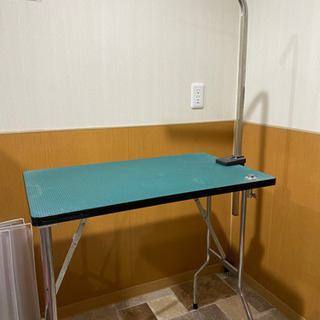 トリミングテーブル　折り畳み式の画像