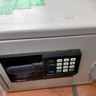 金庫、旅行カバンの引取　持込の方のみ　鍵とパスワードがあって実際...