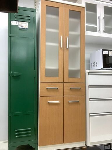 スキマ空間にもお使い頂けるニトリの食器棚です！