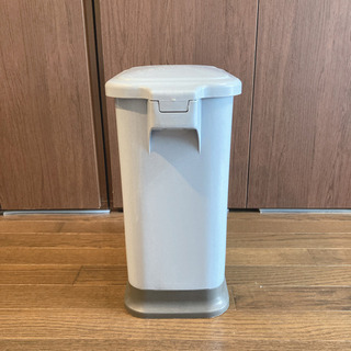 ［文京区内お渡し］ペダル踏み式　蓋付きゴミ箱 / キッチン 家庭用品の画像