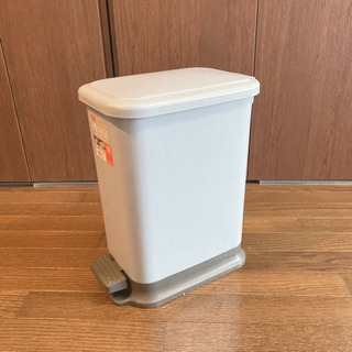 ［文京区内お渡し］ペダル踏み式　蓋付きゴミ箱 / キッチン 家庭用品の画像