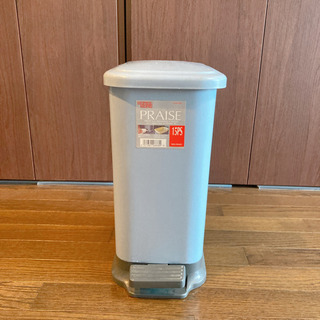 ［文京区内お渡し］ペダル踏み式　蓋付きゴミ箱 / キッチン 家庭用品