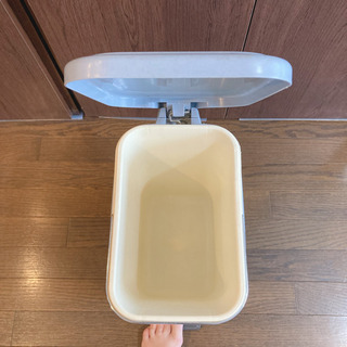 ［文京区内お渡し］ペダル踏み式　蓋付きゴミ箱 / キッチン 家庭用品の画像