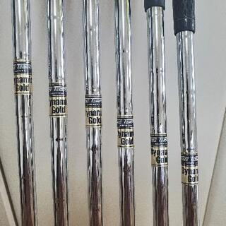 キャディバッグ、アイアンセット、ドライバー、パターの画像