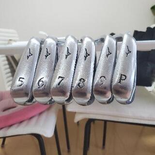 キャディバッグ、アイアンセット、ドライバー、パターの画像