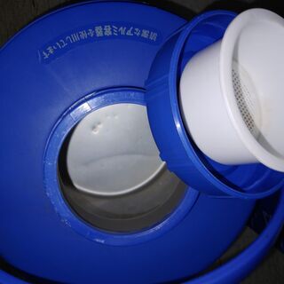 値下げ。格安中古　冷温水保温器　ピーコック製、　ホット＆クール　冷温水クールキーパー。大８、３Ｌ　　ｗ　、ｈ　ｃｍ、紺色、冷温使用可能格安中古冷水保冷　短期レンタル使用に付き、リサイクル品に比し内外部きれいです。　ピーコック製、　冷温水クールキーパー　クールキーパーは、冷却専用ですが、この品は魔法瓶仕様でホットも使用出来る高級品です。１個限り。使用感無し。の画像